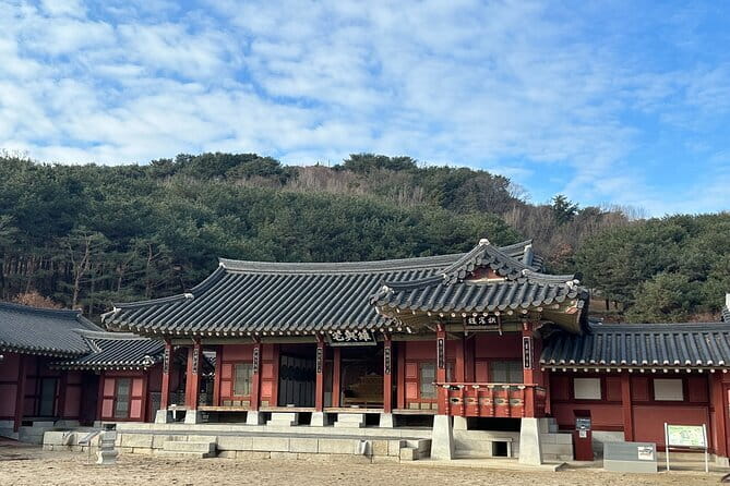Beyond Seoul: Starfield Library, Hwaseong Fortress & Cave Quest - Stop 1: Starfield Suwon Library and that 22-meter book wall