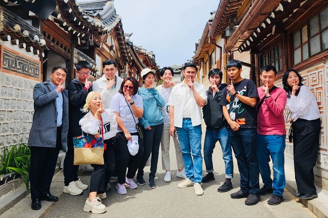 Customizable Seoul Private Tour Palaces Food and Markets - Private Seoul in an 11-seat Hyundai Staria
