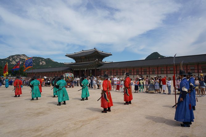 Customized Private Seoul tour: Palace, Market etc(Airport Option) - Markets that actually feed you: Myeongdong and Kwangjang