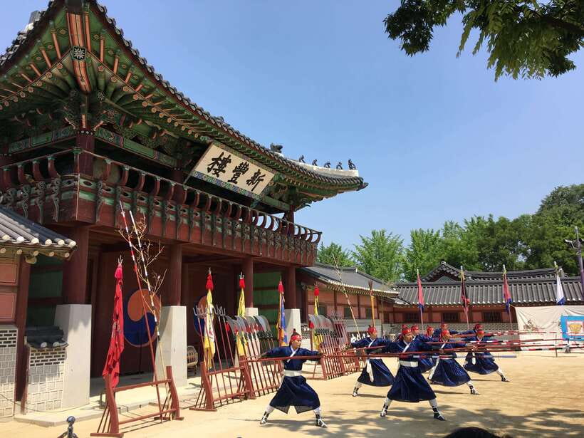 From Seoul: Starfield Library, Hwaseong, Gwangmyeong Cave - Starfield Library Suwon: a photo-friendly reading room in a shopping complex