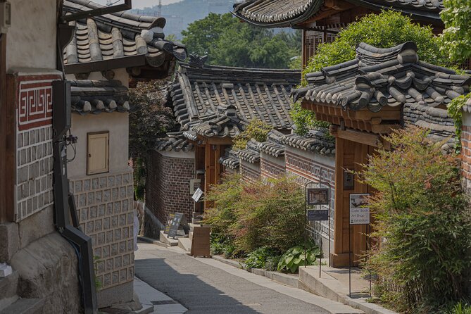 Gwanghwamun Tour l 120 minutes to Understand Local Korean Society - Meet June: A Historian Who Keeps It Clear (and Human)