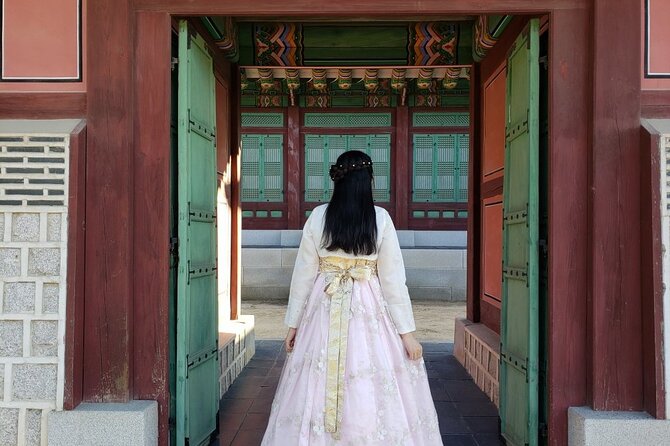 Gyeongbokgung Palace Hanbok Rental Experience in Seoul - Stop 1: Gyeongbokgung Palace in Hanbok