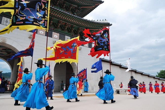 Hanbok Photoshoot and History Tour at Gyeongbokgung Palace - Inside Gyeongbokgung Palace: turning halls into a story you remember