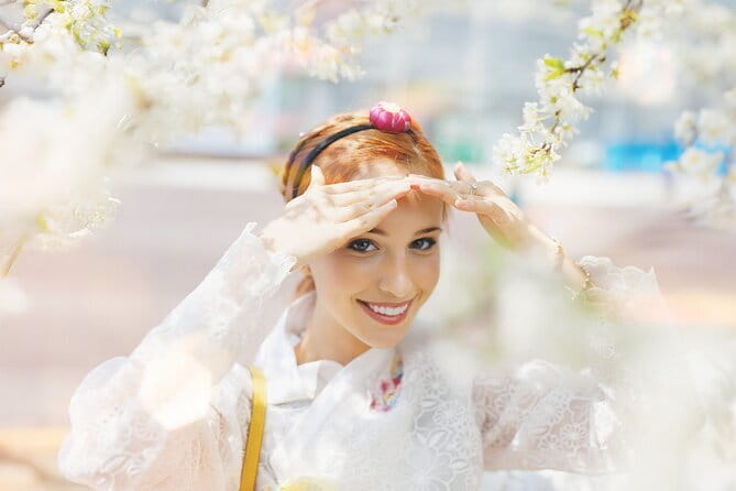 Hanbok Photoshoot and History Tour at Gyeongbokgung Palace - Gyeonghoeru Pavilion: the pond-and-mountains finale