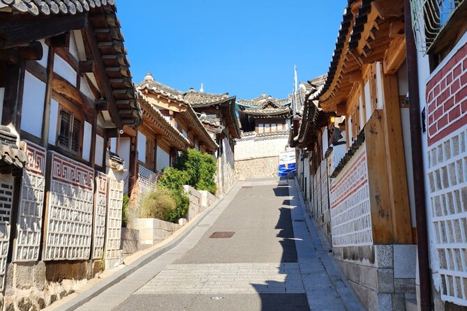 Highlights of Seoul Tour in Seoul: Deoksugung & N Seoul Tower - Stop 2: Bukchon Hanok Village’s short walk through traditional neighborhoods