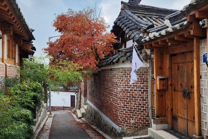 Highlights of Seoul Tour in Seoul: Deoksugung & N Seoul Tower - Stop 4: Cheongha Korea Ginseng Museum for a story behind the souvenir
