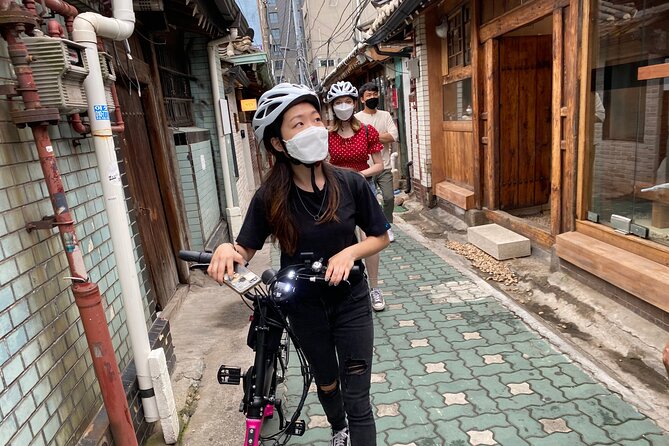 Market Food Tour & Evening E-bike Ride in Seoul - Ikseon-dong and Gwanghwamun: modern Seoul with a historical frame