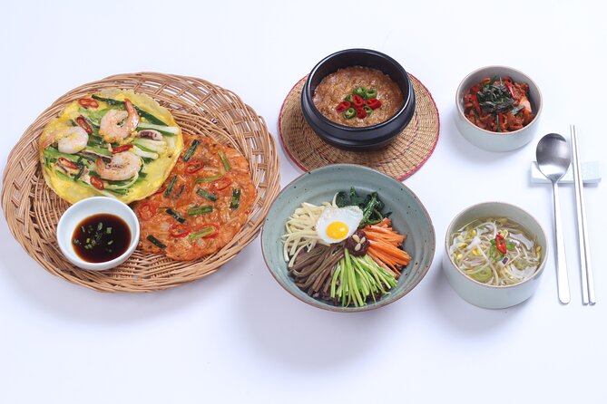 Master Korean traditional cooking with a Kimchi chef - Eating together: the real finish line