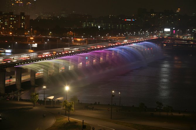 Moonlight Rainbow Fountain Show Night Tour in Seoul - Hangang Park and the ramyeon break with skyline views