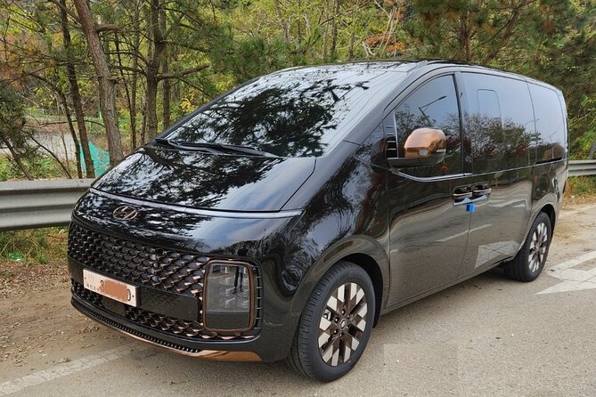 Private Airport Transfer <em> Incheon Airport <-> Seoul (1-5 people) – Key Things I’d Watch for Before You Book’ /></p>
<ul>
<li><strong>Name-board pickup at Incheon</strong> with flight checking so you’re not hunting around in a crowd</li>
<li><strong>Up to 5 people, private vehicle</strong> so nobody ends up squeezed or stuck with awkward luggage arrangements</li>
<li><strong>Choose your timing</strong> so the transfer matches your flight and hotel schedule</li>
<li><strong>Door-to-door service</strong> from the airport to your Seoul hotel (and hotel to airport in the return direction)</li>
<li><strong>Real-world flexibility for delays</strong>—some drivers coordinate updates if customs or landing runs long</li>
<li><strong>Luggage sizing matters</strong>: five standard bags max, with larger bags counting as two pieces</li>
</ul>
<h2 id="why-this-incheon%e2%86%94seoul-private-transfer-works-so-well">Why This Incheon↔Seoul Private Transfer Works So Well</h2>
<p><img src=