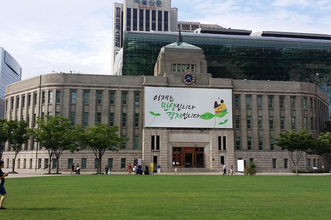 Private City Kickstart Tour: Seoul - Seoul Plaza and Deoksugung Palace: where central Seoul shifts gears