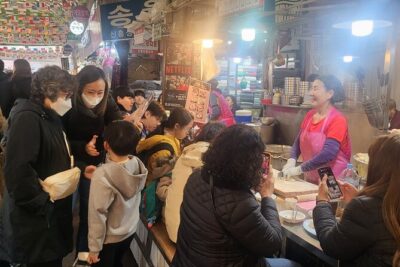 Private Seoul City Tour Palace, village, temple, market - Stop 1: Jogyesa Temple, Buddhism in the Middle of the City