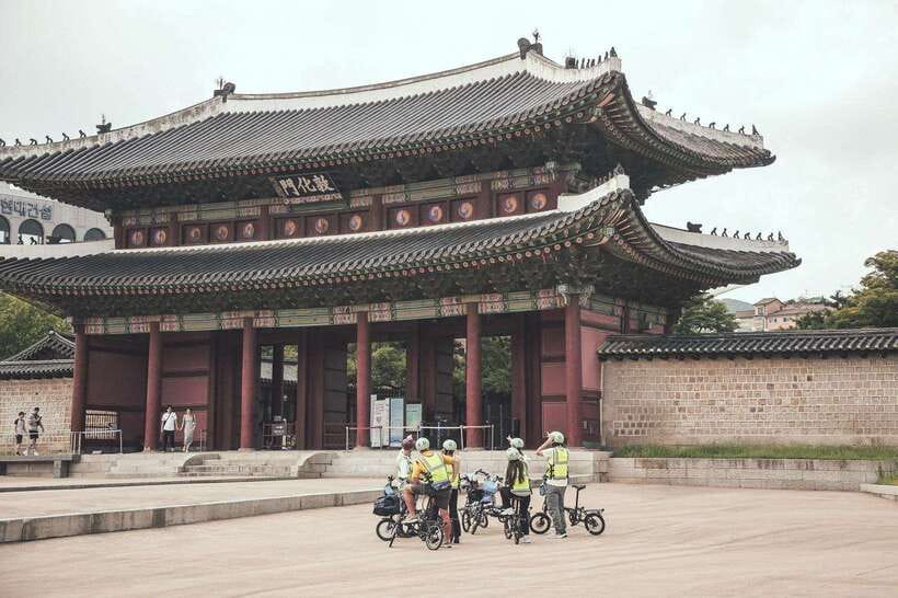 Seoul: Afternoon Ebike tour and "Happy Hour" food and drinks - Insadong Culture Street: The Middle-of-Day Seoul Vibe