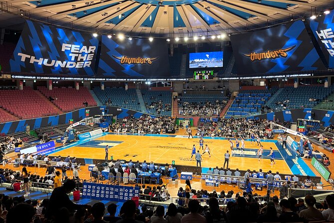 Seoul: Baseball Game Ticket with Dinner/Beer with the host - Baseball season, basketball season: same complex, different game