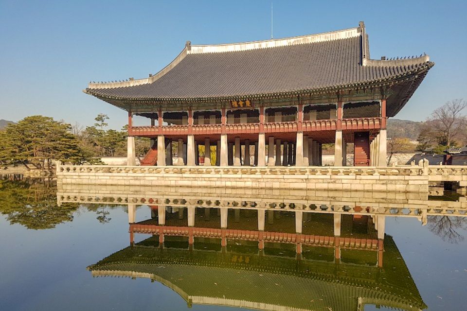 Seoul: Gyeongbok Palace and Bukchon Hanok Walking Tour - Bukchon Hanok Village and Samcheongdong Alley: old homes meet real Seoul