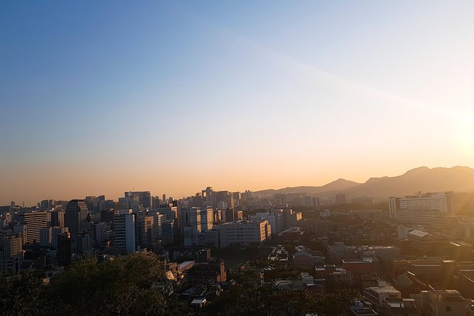 Seoul: Gyeongbok Palace, Bukchon Village, and Gwangjang Tour - How your guide changes the whole day