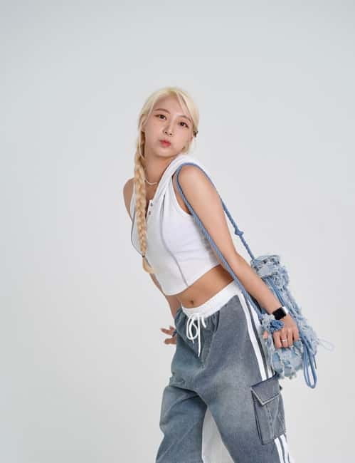 Seoul: K-pop Dance Class with a Professional in Hongdae - Entering Hongdae for a K-pop dance lesson