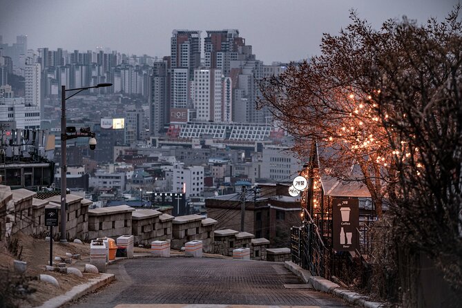 Seoul moonlight walking tour with local historian - What makes this tour different from a standard sightseeing walk