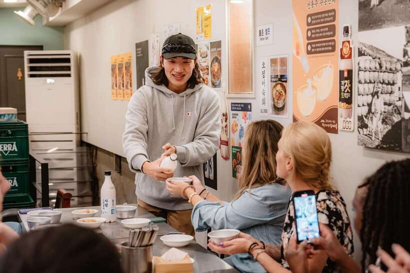 Seoul: Night Market Food Tour with Local Guide - Cultural etiquette you can use the next time you’re ordering