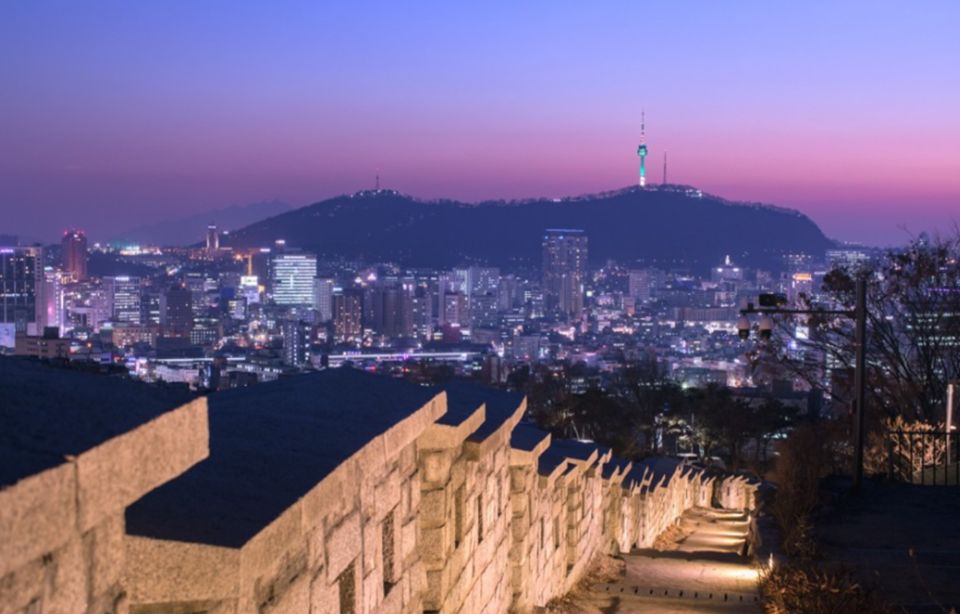 Seoul: Nighttime Tour of Palace, Market, Naksan Park & More - How this Seoul night route keeps the pace friendly