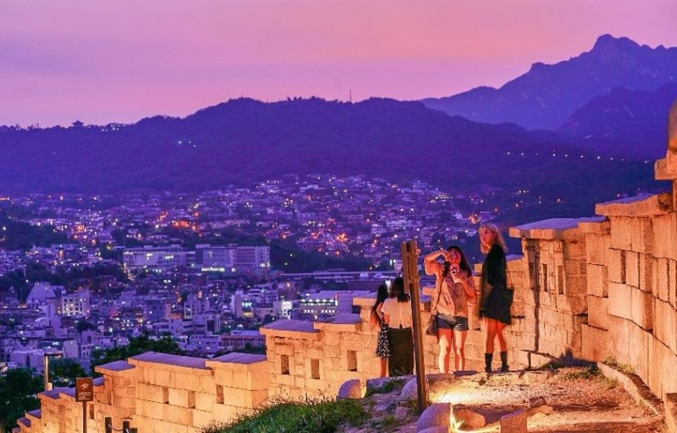 Seoul: Nighttime Tour of Palace, Market, Naksan Park & More - Gwangjang Market: dinner options plus real souvenir browsing