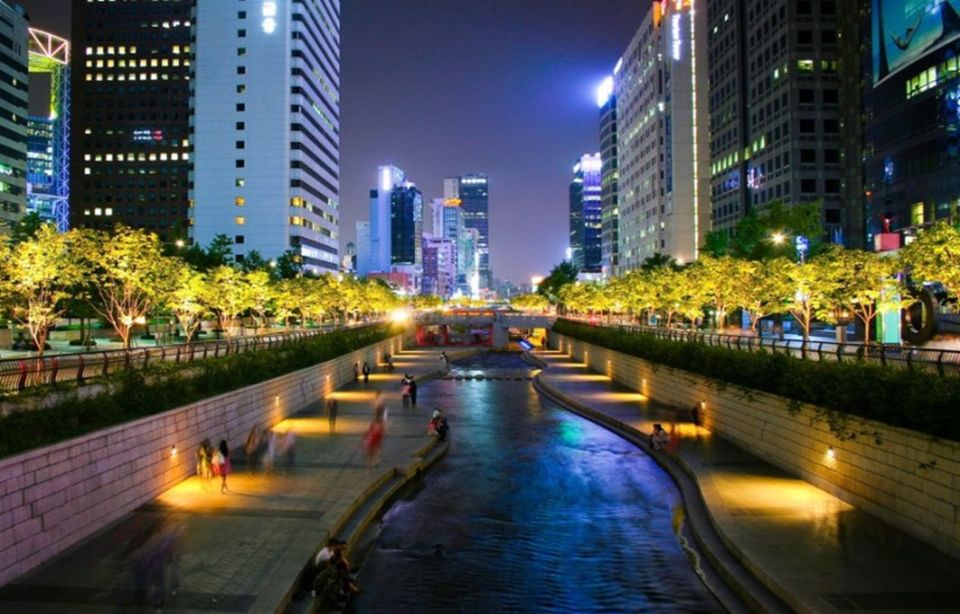Seoul: Nighttime Tour of Palace, Market, Naksan Park & More - Changyeonggung Palace after dark: lantern-lit royal storytelling