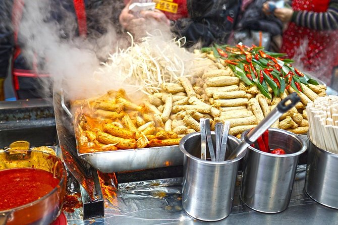 Seoul Street Food Market Tour - The market walk: history and context on the sidewalk