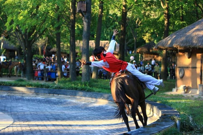 Seoul: Suwon Hwaseong Fortress & Korean Folk Village Tour - Nammun Market Free Time: Street Food, Souvenirs, and Suwon Life