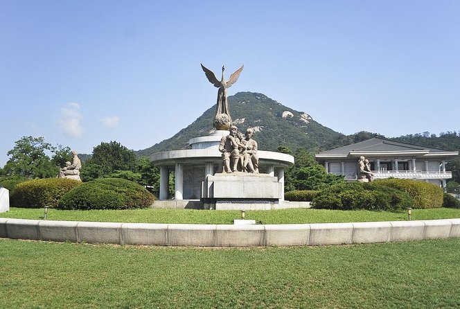 Small-Group Seoul Tour with Gyeongbokgung Palace (hotel pick-up) - Gwanghwamun Gate guard changing: the moment everyone points their camera at