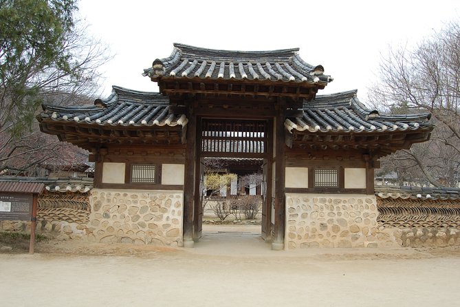 Suwon Hwaseong Fortress and Korean Folk Village Day Tour from Seoul - Lunch and the ginseng center: included meal plus a potential schedule snag