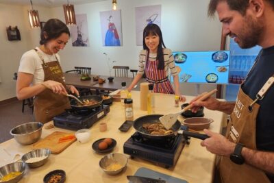 Traditional Korean 6-Dish Cooking Class + Hidden Alley Tour Seoul - Lunch like a Korean family table